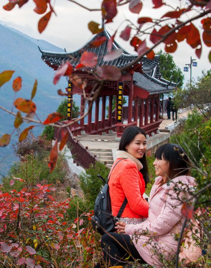 Wushan county covered by red leaves