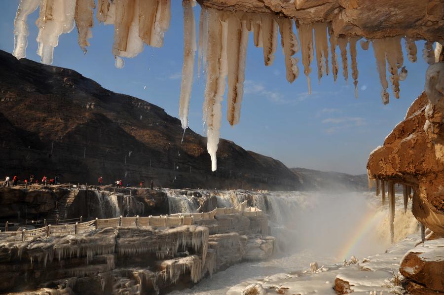 Icicles formed over running Hukou waterfall