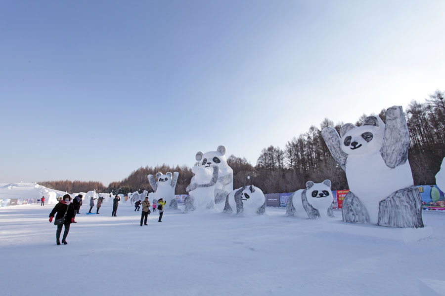 Panda snow sculptures attract tourists in Changchun