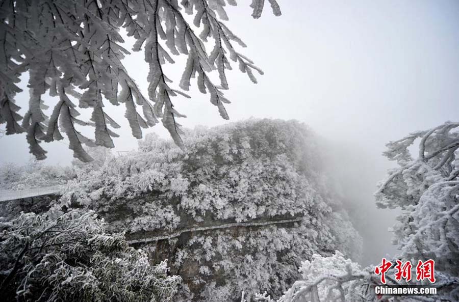 Snow turns Tianmen Mountain into fairyland