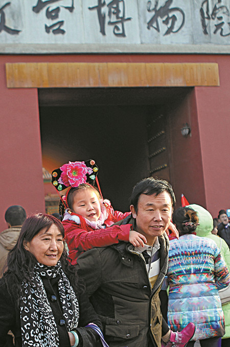 Spring Festival draws big crowds to landmarks