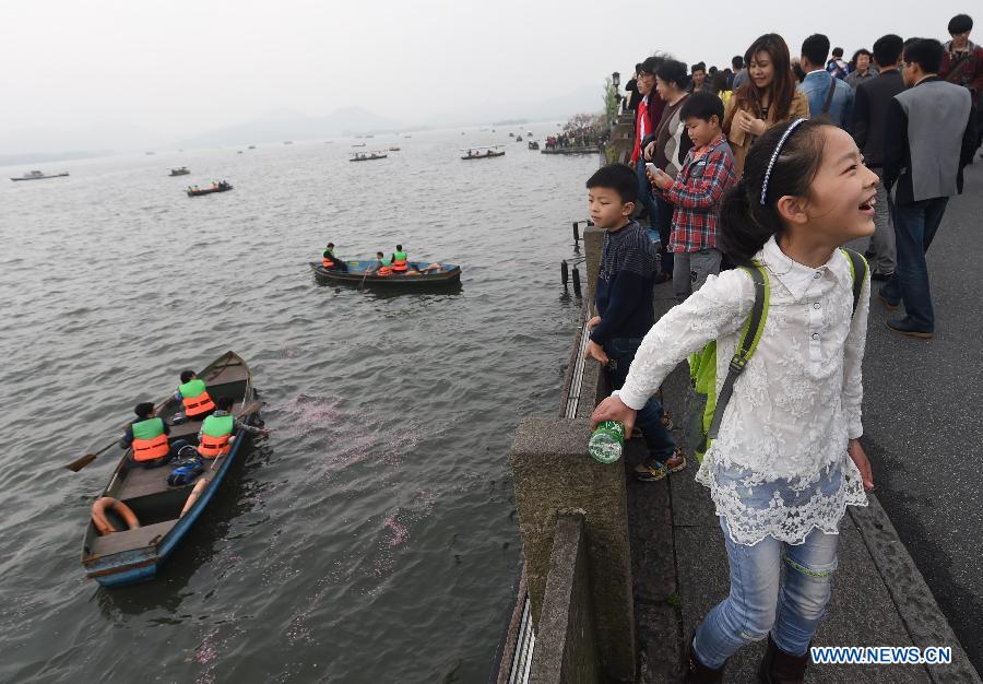 Tourists visit West Lake during Qingming Festival