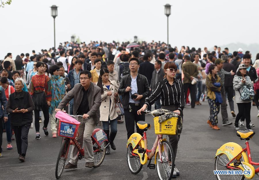 Tourists visit West Lake during Qingming Festival