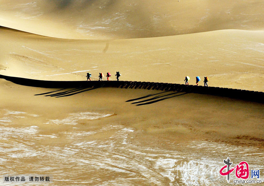 Explore Kumtag desert in Xinjiang