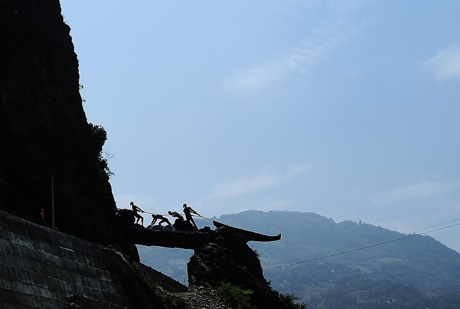 Boat trackers reorganized to tow boats in Shennongxi