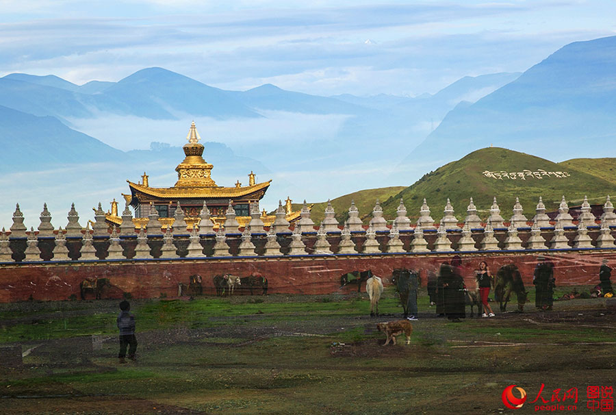 Picturesque Xinduqiao town in SW China