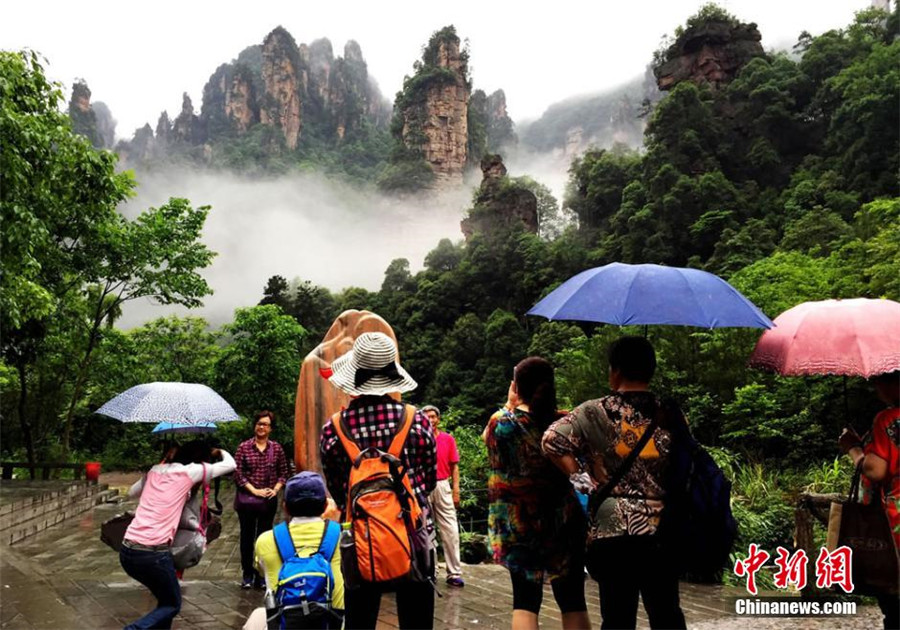 Eye-catching Wulingyuan Scenic Area shrouded by mist