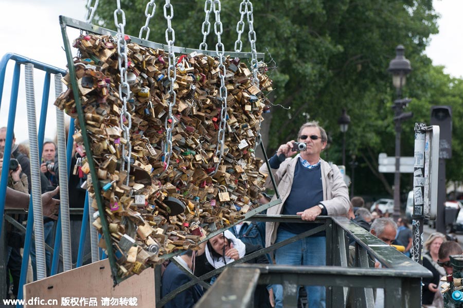 Paris removes all 'love locks' from bridge