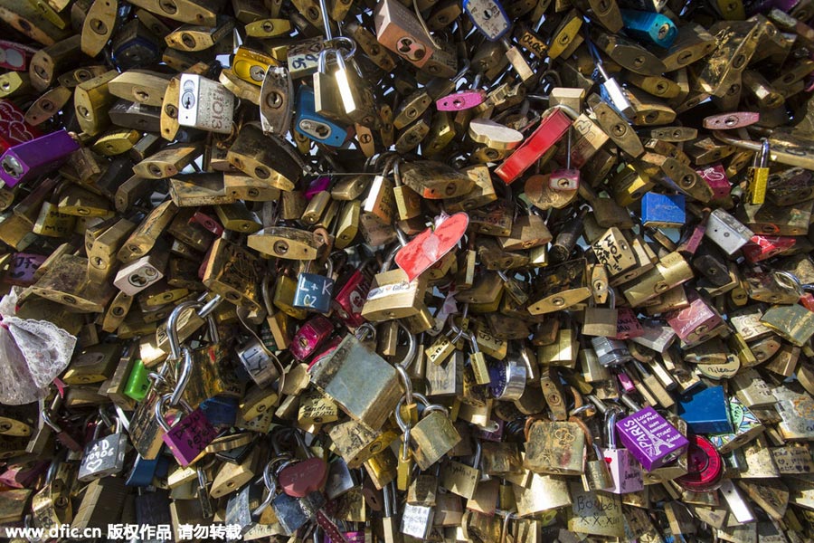 Paris removes all 'love locks' from bridge