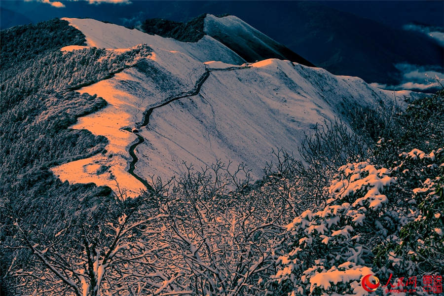 Mysterious 'sky road' in Mount Dawagengzha