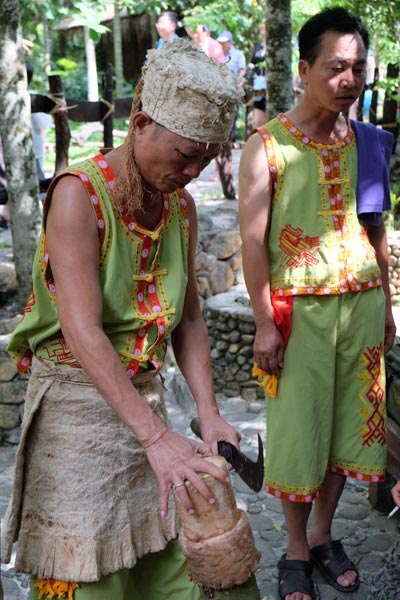 Experience the tribal life of the Li people in Binglang Valley, Hainan