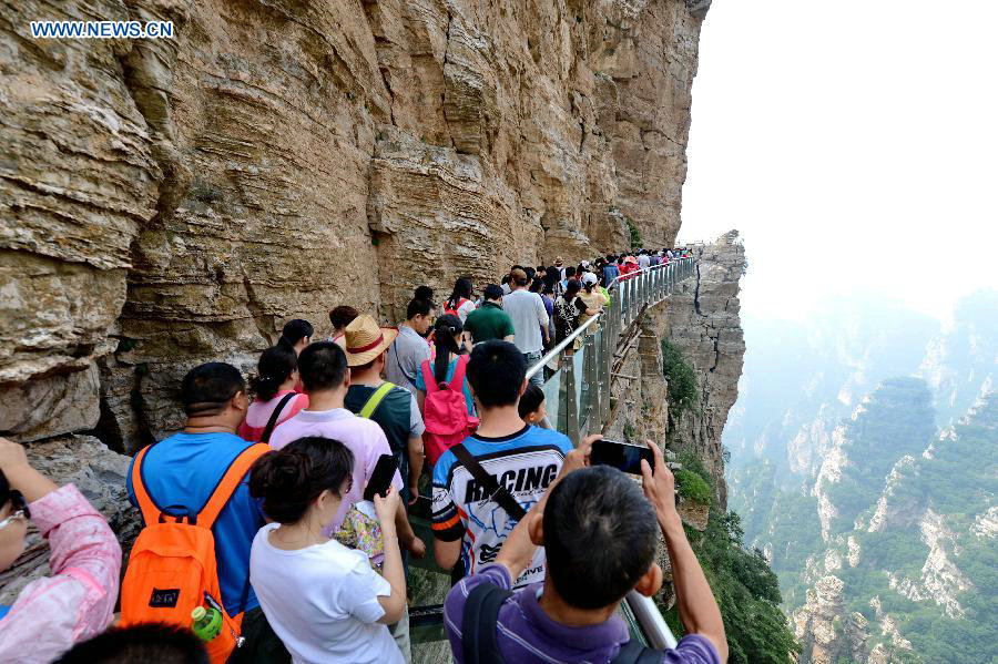 Thrilling experience on cliff at Baishishan scenic spot in North China