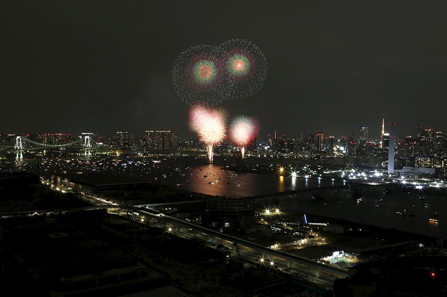 Fireworks light up Tokyo bay