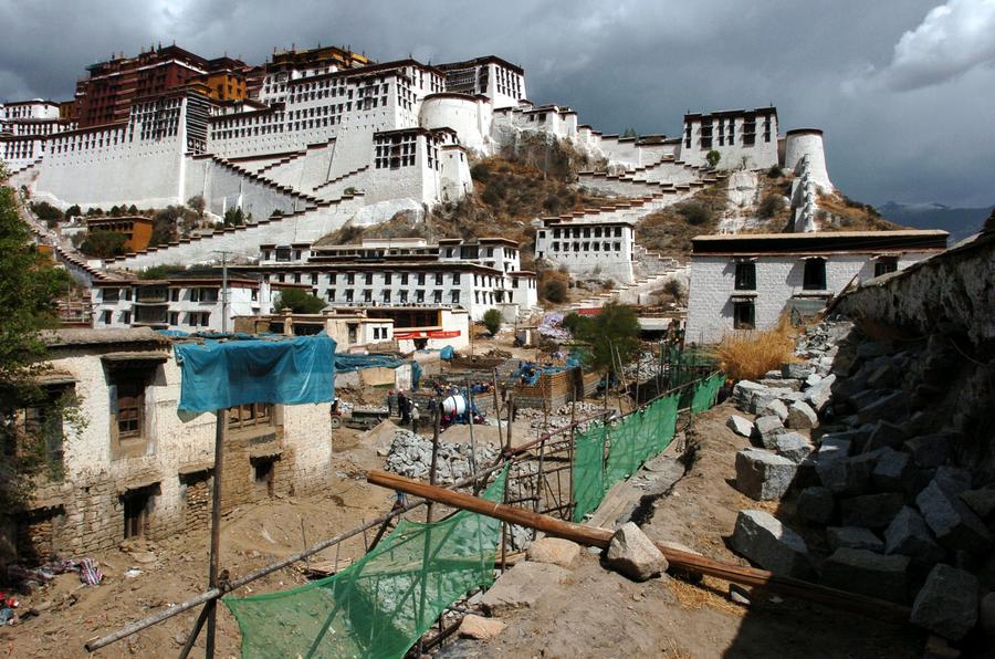 Potala Palace square renovated in Tibet