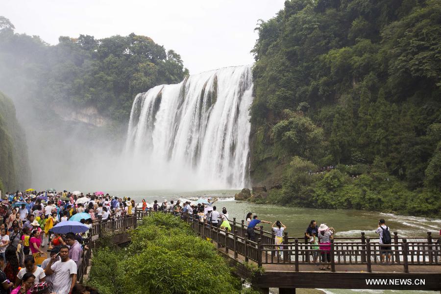 Huangguoshu waterfall attracts crowds in SW China