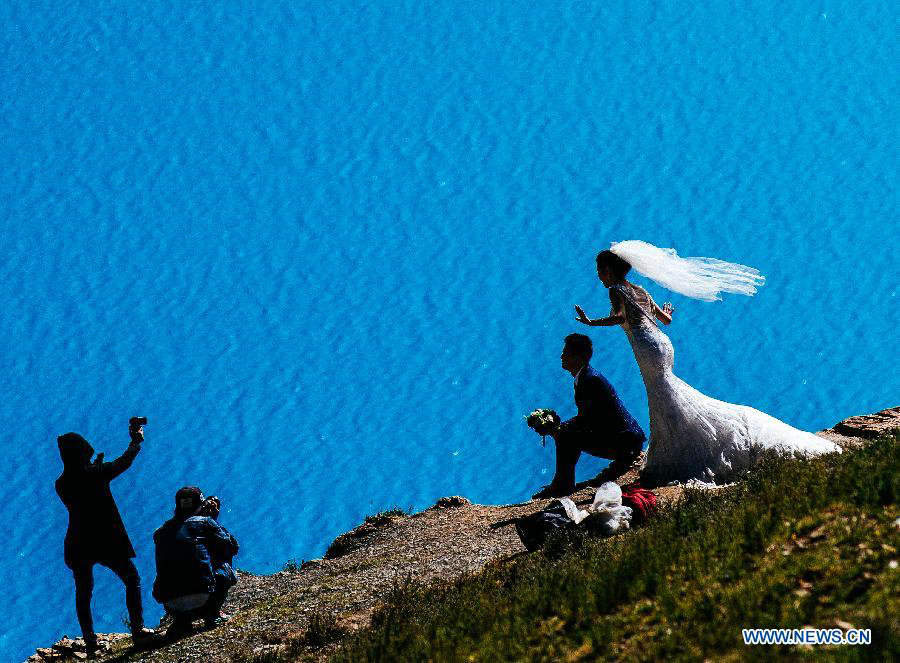 Wedding photos taken with beautiful scene in Yamzbog Yumco