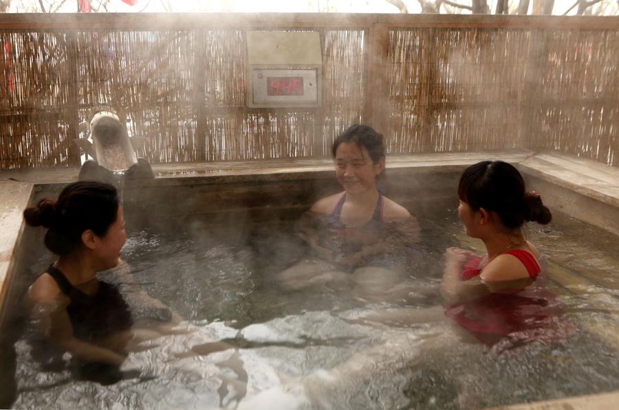 People enjoy hot spring in Hebei
