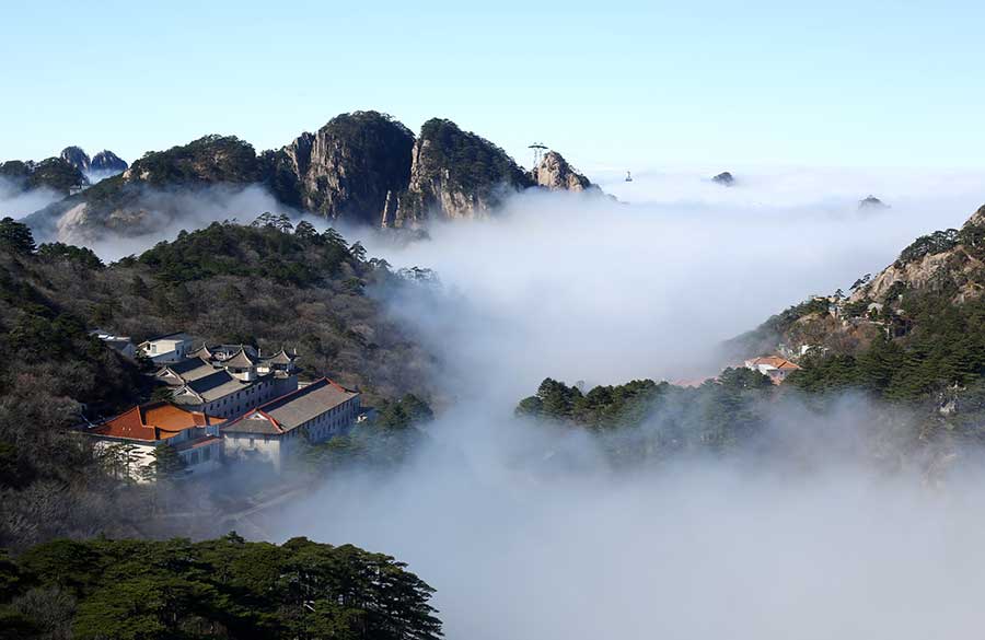 Scenery of cloud-shrouded Huangshan Mountain in E China