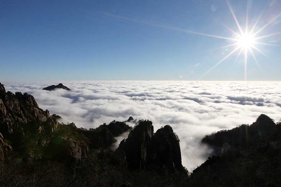 Scenery of cloud-shrouded Huangshan Mountain in E China