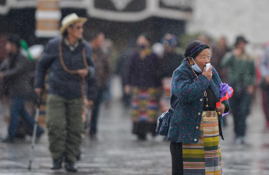 Lhasa embraces its first snowfall in this winter