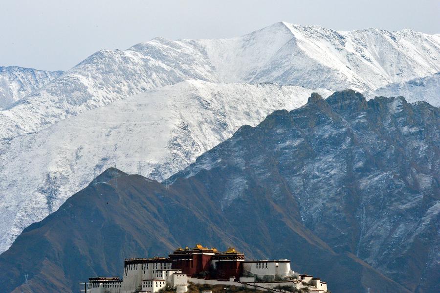 Lhasa embraces its first snowfall in this winter