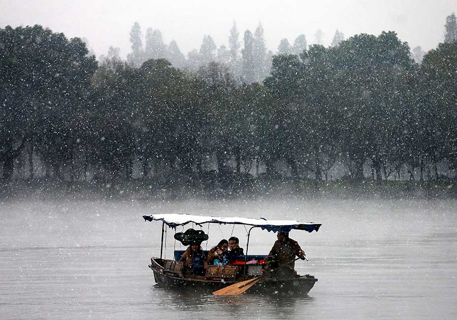 Hangzhou greets first snowfall of winter