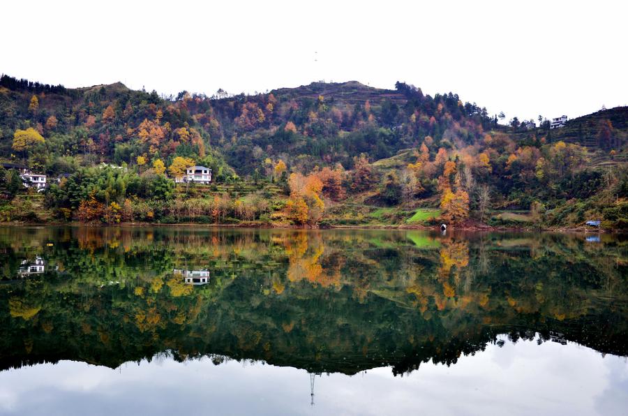 Shuanglong Lake: Transparent as mirror