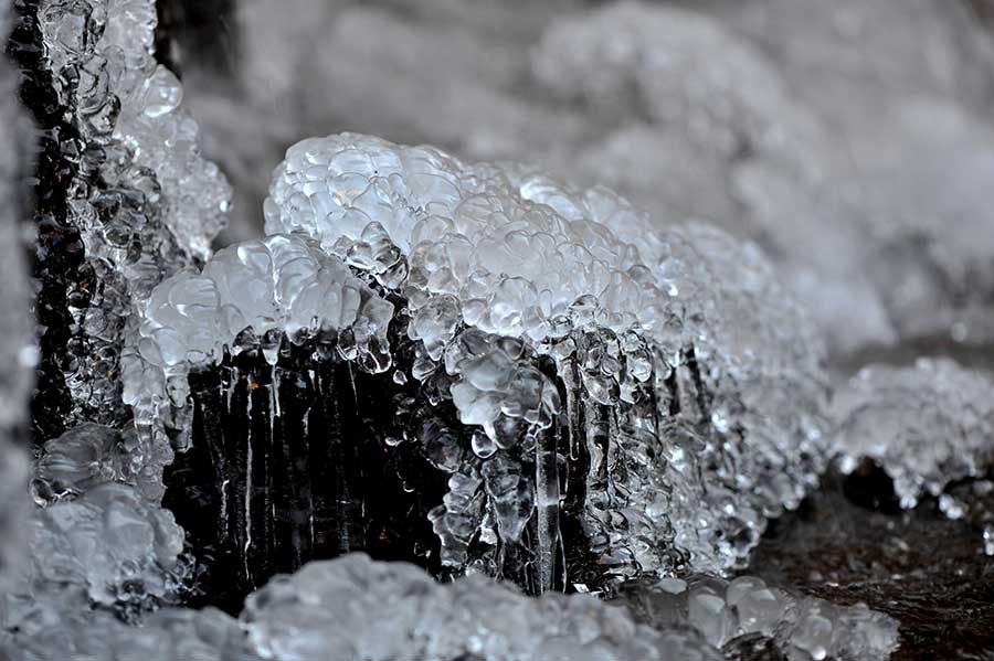 Frozen waterfalls present unique scenery in Qingdao