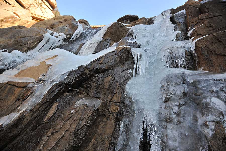 Frozen waterfalls present unique scenery in Qingdao