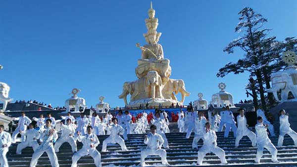 Thousands challenge Ice & Snow magic power at Emei Mountain