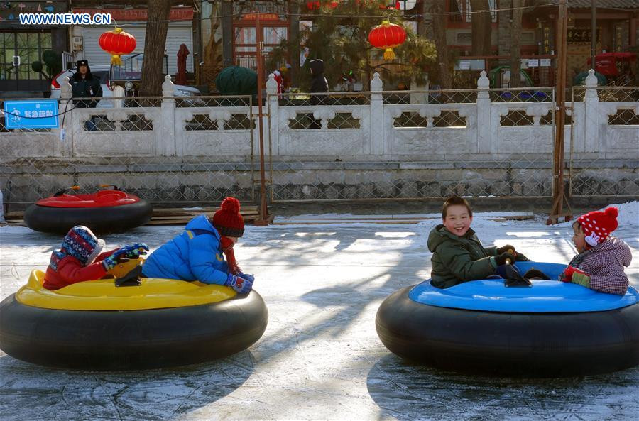 People enjoy skating at Shichahai in Beijing