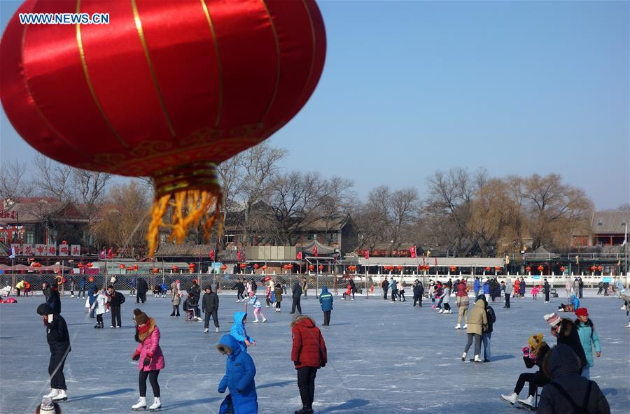 People enjoy skating at Shichahai in Beijing