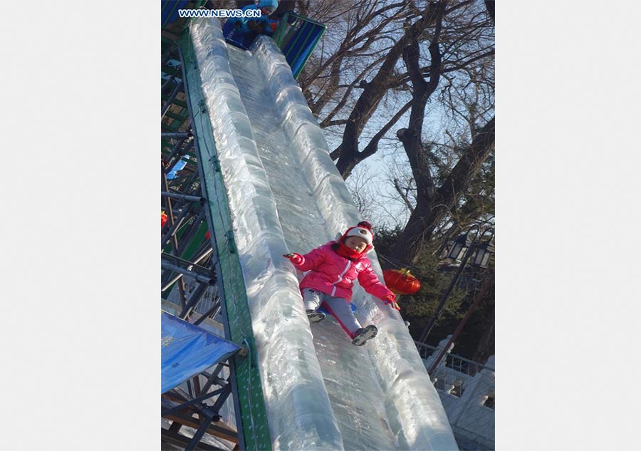 People enjoy skating at Shichahai in Beijing