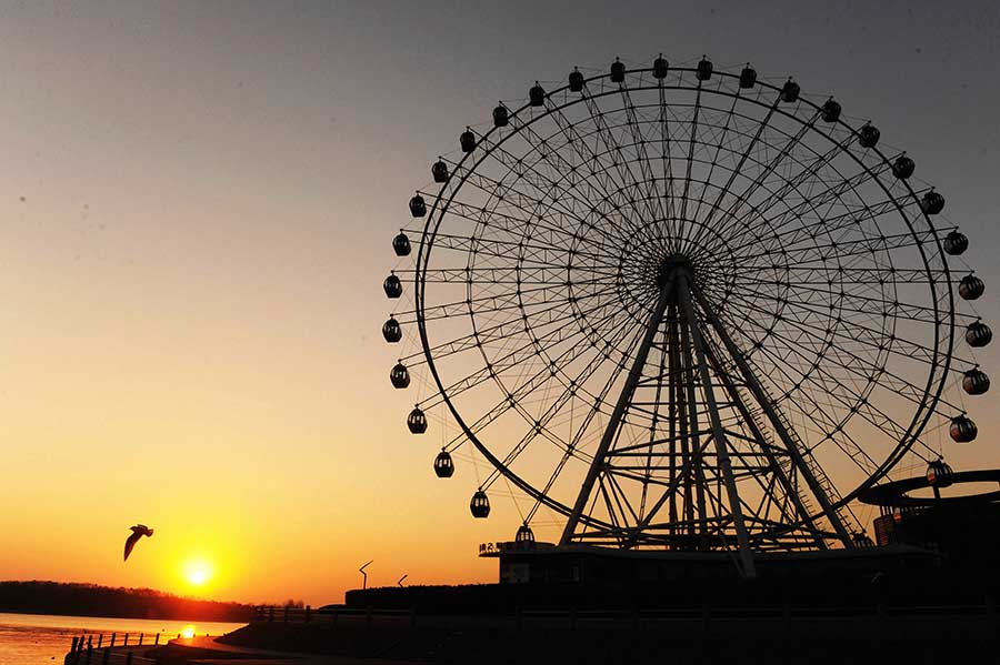 Warm colors at sunrise cast off the chill in Qingdao