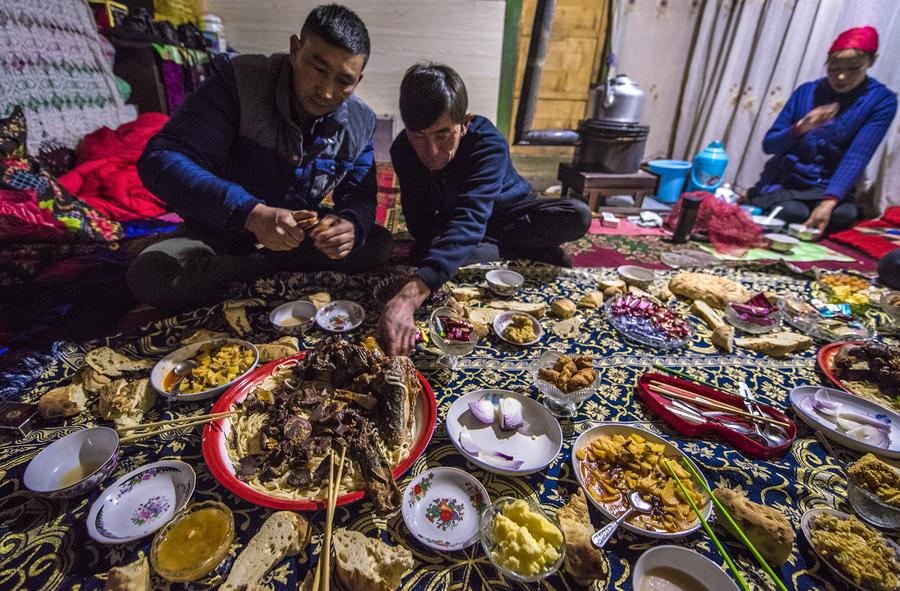 Villagers in Tianshan mountains live traditional nomadic life