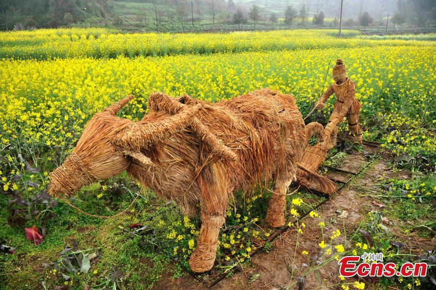 Town erects straw sculptures to woo tourists