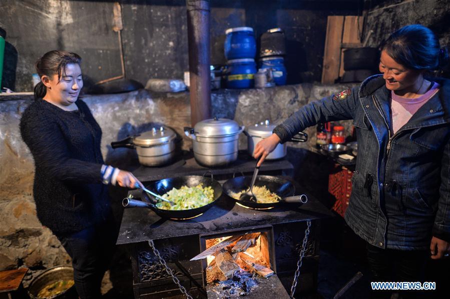 Family inns attract tourists in Tibet