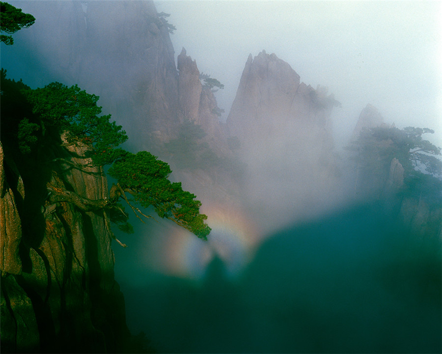 Breathtaking scenery of Huangshan Mountain captured on film