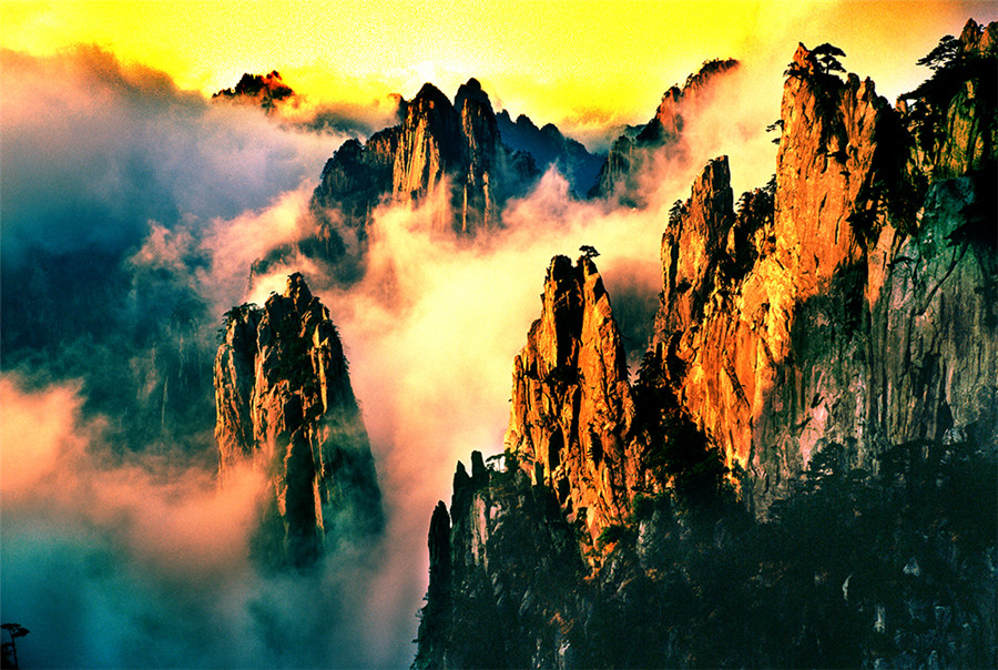 Breathtaking scenery of Huangshan Mountain captured on film
