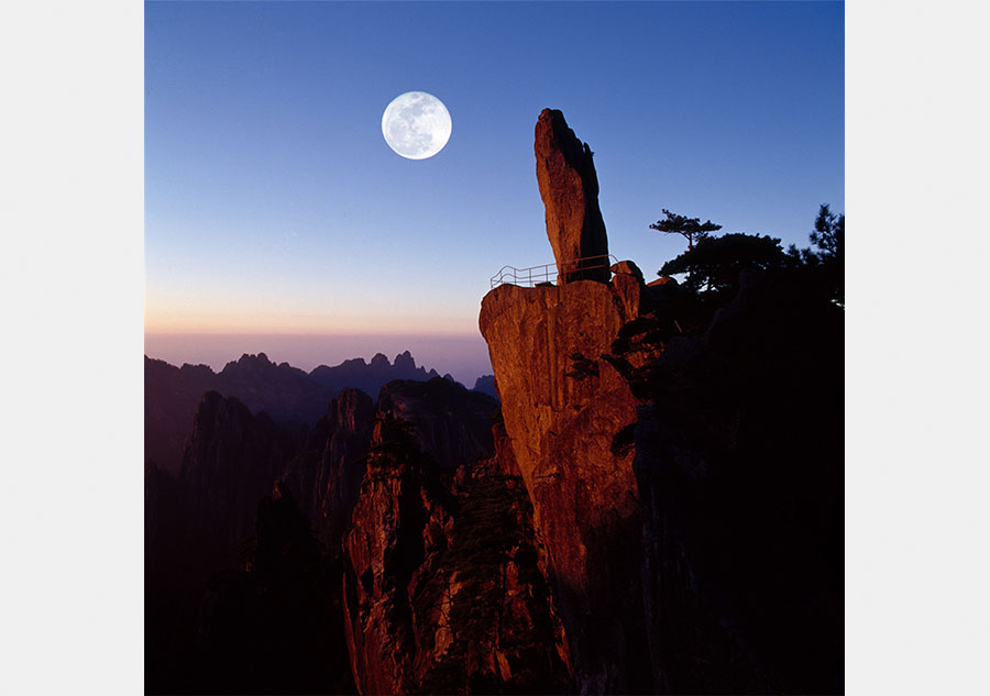 Breathtaking scenery of Huangshan Mountain captured on film