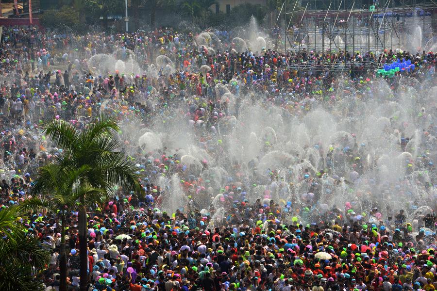 Water-sprinkling festival celebrated in Yunnan