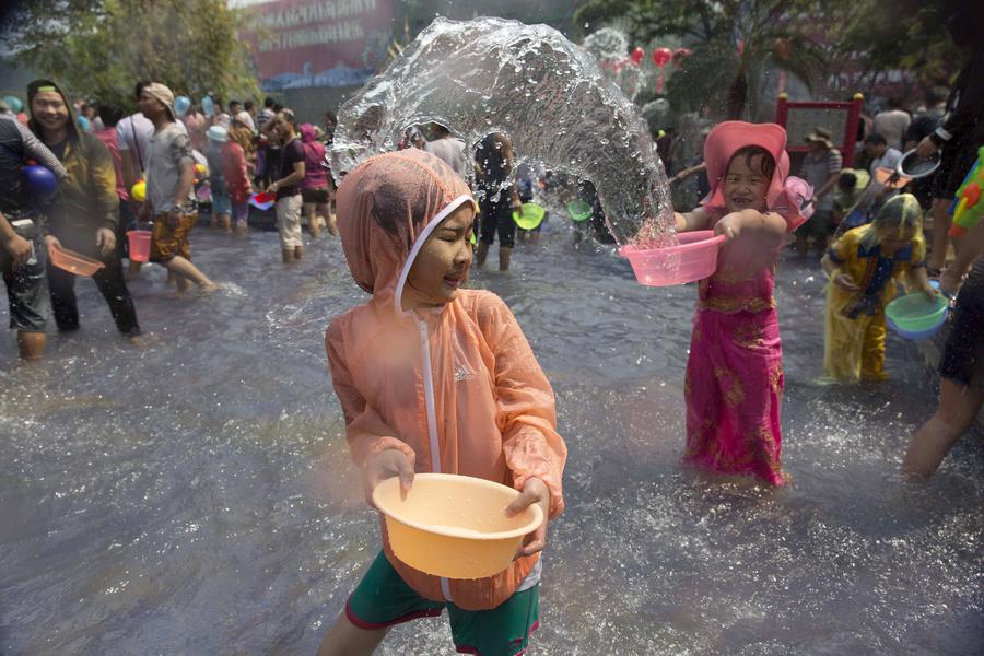 Water-sprinkling festival celebrated in Yunnan