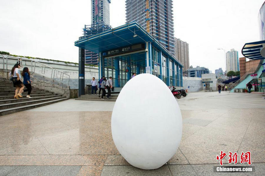 Giant egg spotted in many landmarks in Changsha