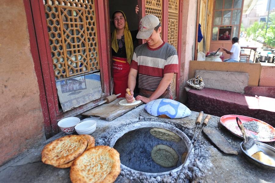 Kashgar attracts good many tourists in NW China's Xinjiang