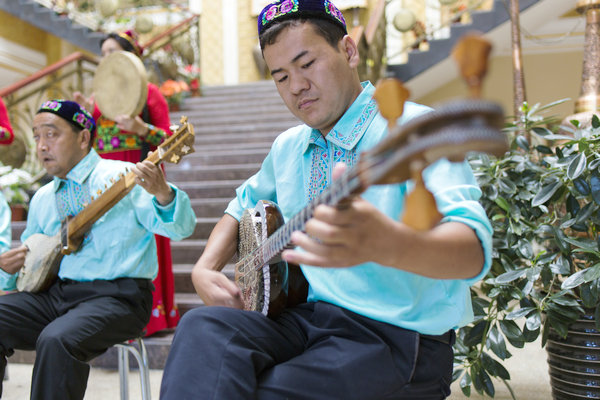 Dozens seek to capture glimpses of Xinjiang