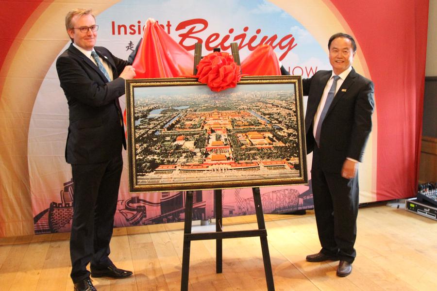 Photo show promotes Beijing tourism resources in Edinburgh