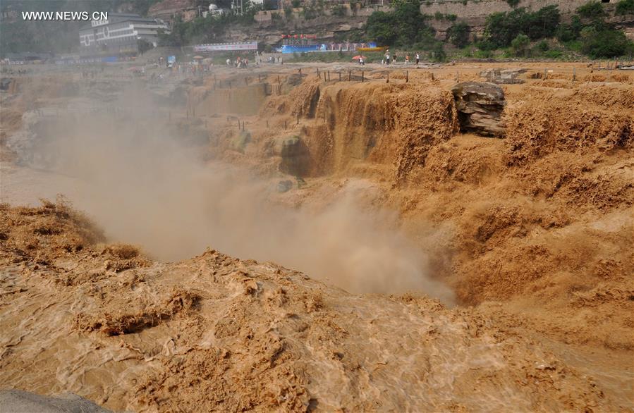 Water volume at Hukou Waterfall surges, attracting lots of tourists