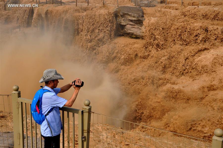 Water volume at Hukou Waterfall surges, attracting lots of tourists