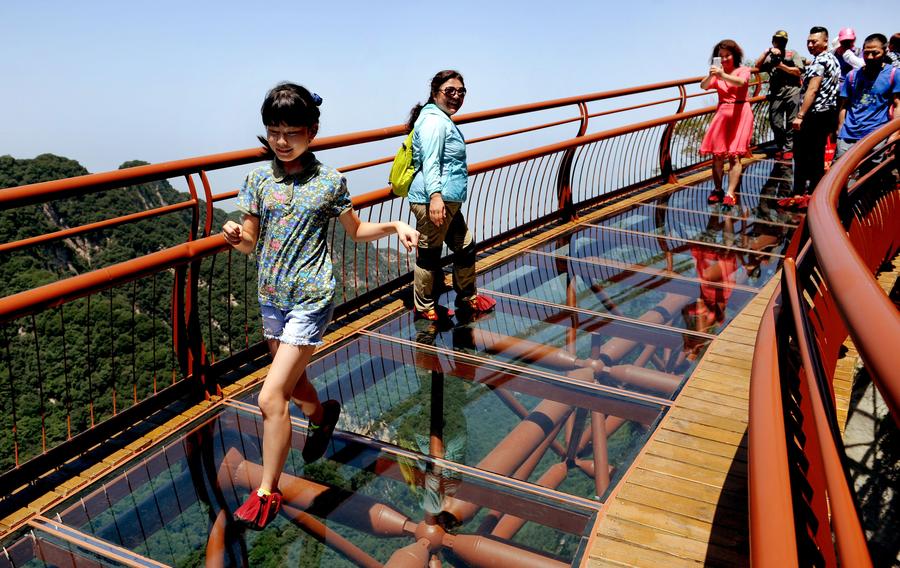 Glass pathway in Shaohuashan attracts tourists