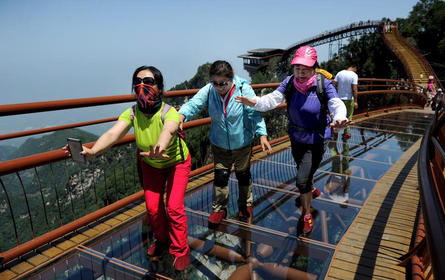 Glass pathway in Shaohuashan attracts tourists